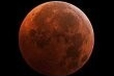 Lunar eclipse makes memorable solstice