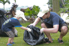 Foreigners join hands for environmental protection