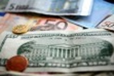 Euro falls below $1.32 on crisis, growth worries