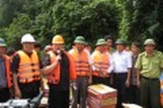 VND100 billion and 1,000 tonnes of rice reach flood-hit province