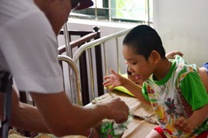 Teenage girls create food bank for disabled children in Vietnam