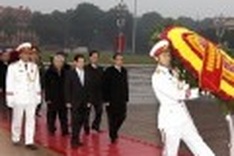 Party Congress delegates pay tribute to President Ho Chi Minh