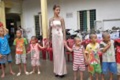 Miss Russia 2011 in Vietnamese traditional dress