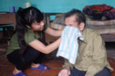 Abandoned poor girl in Thanh Hoa nurtures university dreams