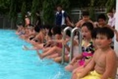HCM City hastens tardy school swimming lesson projects