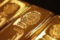 Banks assist gold to hit new record