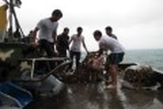 Tet commodities arrive at central archipelago