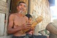 Raglai man preserves musical tradition