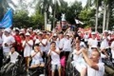 12,000 people walk for AO victims