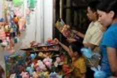 Dangerous foreign toys flood Vietnam