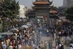 Vietnamese flock to pagodas for New Year