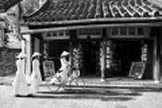 Photographers show their love via black-and-white photos