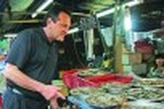 American billionaire roams Saigon market