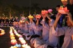 Buddhists hold night-long festival for flood victims in the name of peace