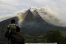 Thousands flee as Indonesia volcano erupts