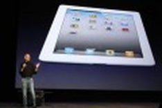 In surprise appearance, Jobs unveils iPad 2