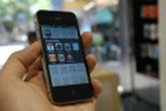Vietnamese status seekers pay up for iPhone 4