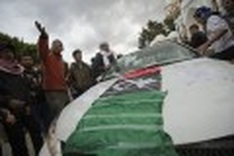 Kadhafi loses control of east Libya, mass exodus