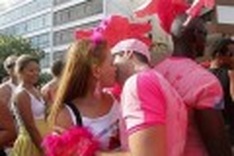 Can't miss if you seek a kiss at Rio Carnival