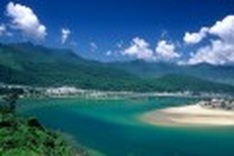 Tourists flock to central region
