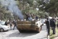 Regime stalwarts quit as Kadhafi set for battle