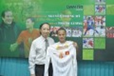 Footballer's shirt on Dan Tri auction block for charity