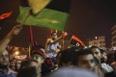 Libya rebels in Tripoli, Gadhafi defenses collapse