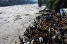 Pakistan monsoon floods kill up to 800: minister