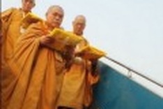 Lord Buddha’s sari welcomed at Noi Bai Airport