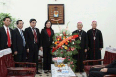 Hanoi leaders congratulate Catholics on Christmas