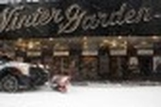 Snowstorm coats East, frustrating holiday travel