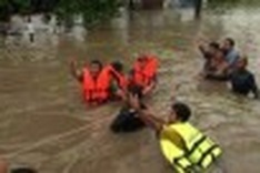 Thai PM says floods costs to top $3.3 billion