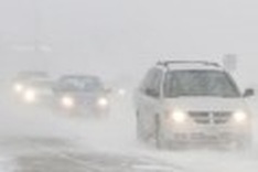 Storm socks Midwest, cancels flights, closes roads