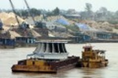 Difficult journey for enormous turbine