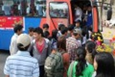 Students get help to see their families on Tet