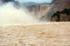 Heavy rain threatens stability of dam and lives of locals in Ha Tinh
