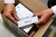 Mobile phone operators sell out iPhone 4