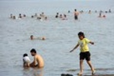 Red River the closest thing to a beach in Hanoi’s heat
