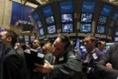Global markets plunge on renewed growth fears