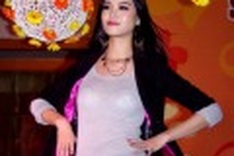 Miss Vietnam turns heads on catwalk