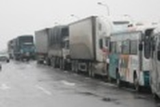 Flooding closes bridge and gridlocks traffic in Nghe An Province