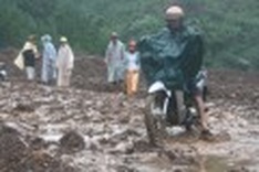 Dangerous path terrifies travelers in central province