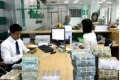 Central bank keeps focus on tight credit