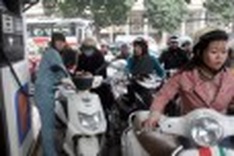 Vietnam maintains retail petrol prices despite global fall