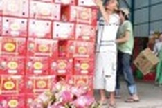 Chinese traders outbid locals for Vietnamese produce