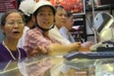 Gold sets new record high in Vietnam