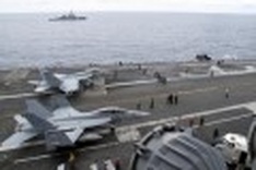 Vietnam’s delegation visits US aircraft carrier
