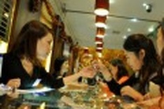 Gold prices drop to VND 2.7 million per tael
