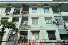 Danang residents worry about safety in deteriorating apartment building