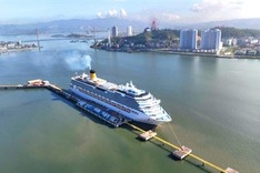 Cruise ship brings thousands of tourists to Ha Long